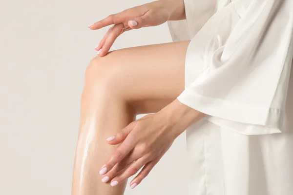 Zbliżenie na ładą, wypielęgnowaną skórę twarzy młodej kobiety